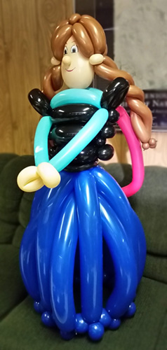 Anna from Frozen small balloon sculpture for birthday party